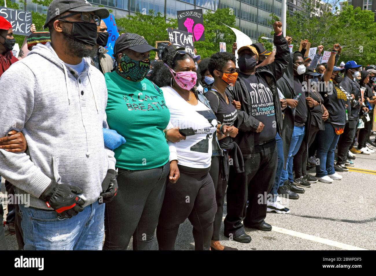 Las armas están encerradas mientras los manifestantes en el movimiento Black Lives Matter se preparan para marchar por Lakeside Avenue en Cleveland, Ohio, EE.UU. Foto de stock