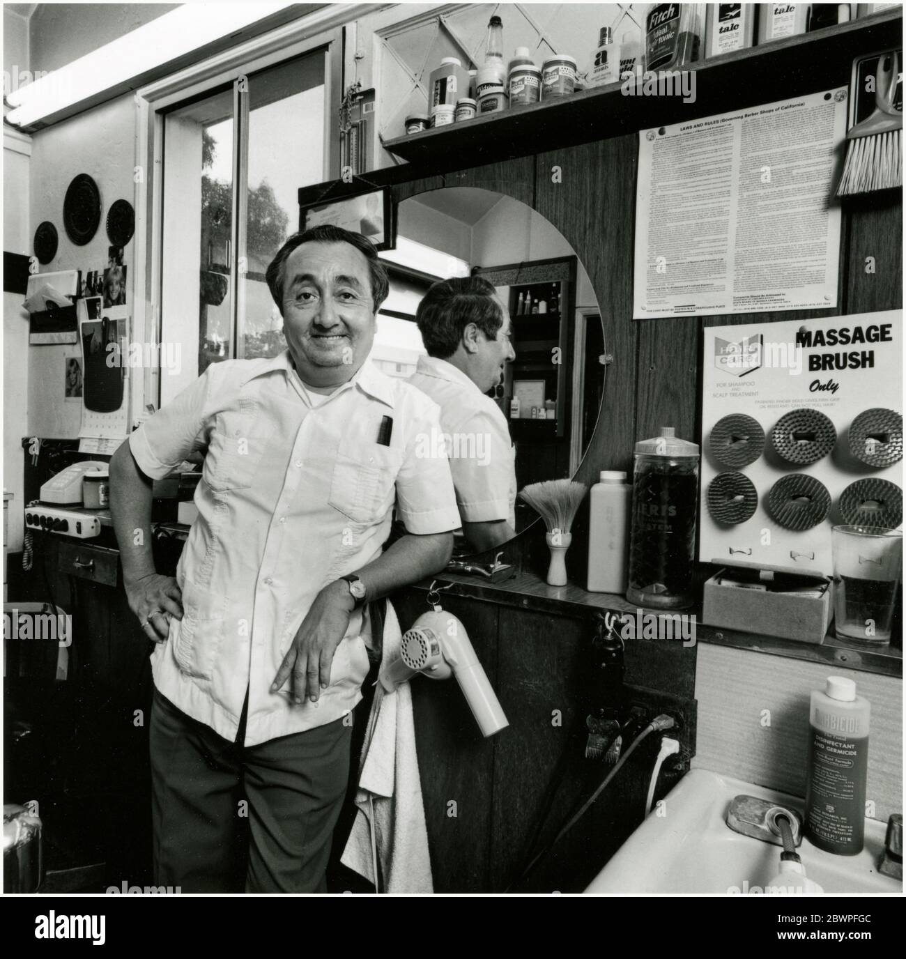 Retrato de un barber en blanco y negro en su barbería en Montana Ave, en Santa Mónica, CA. Foto de stock
