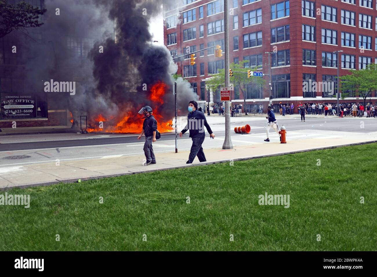 Dos coches de policía estallaron en un incendio frente al Centro de Justicia durante la protesta de George Floyd en Cleveland, Ohio, EE.UU. Foto de stock