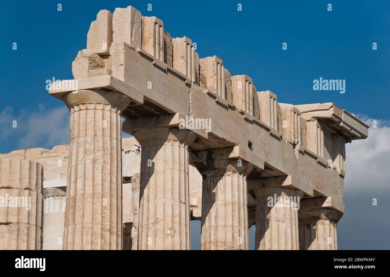 El Partenón, detalle de columnas y capitales. Acrópolis de Atenas, Grecia Foto de stock