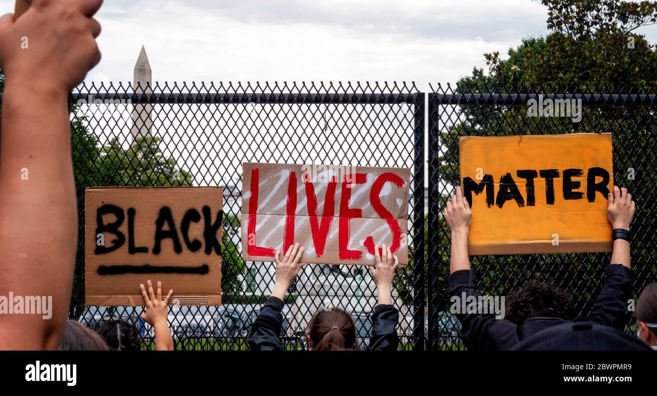 Los manifestantes sostienen señales que leen "Black Lives Matter" en la protesta de la Casa Blanca contra el asesinato de George Floyd por la policía, Washington, DC, Estados Unidos Foto de stock