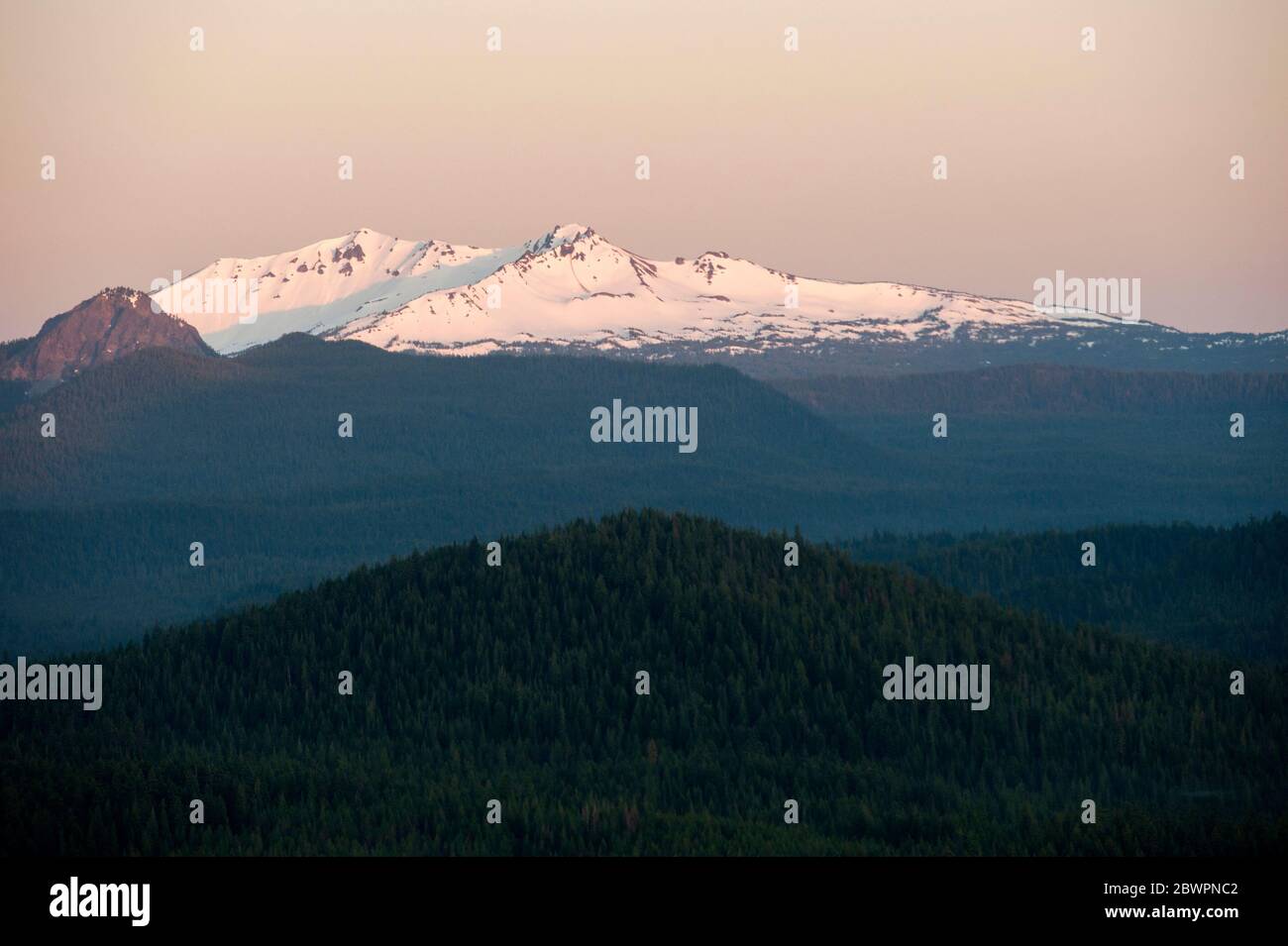Diamond Peak de Oregon al amanecer Foto de stock