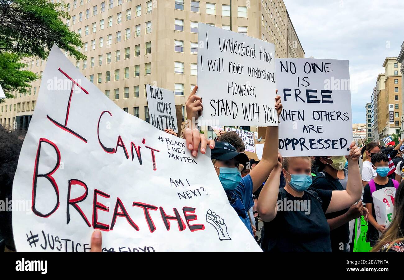 Las mujeres llevan carteles mientras protestan en la Casa Blanca contra el asesinato de George Floyd por la policía, Washington, DC, Estados Unidos, junio de 2020 Foto de stock
