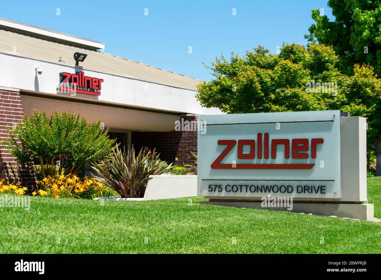 Zollner Elektronik AG sede exterior en Silicon Valley con hermoso paisaje - Milpitas, CA, EE.UU. - 2020 Foto de stock
