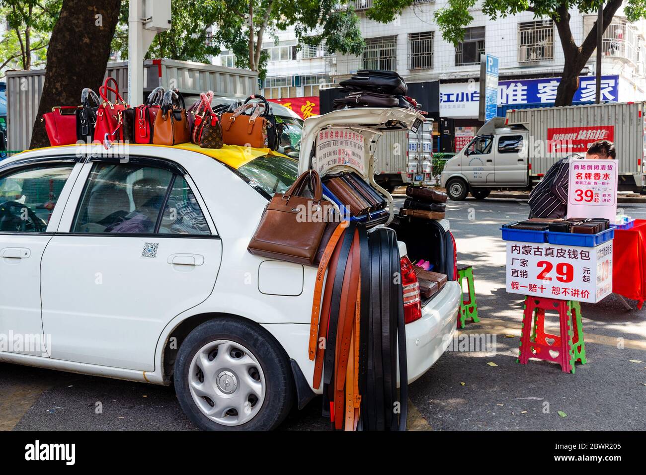 Coche, como contador para la venta de artículos de cuero, bolsas y  cinturones. Mercado urbano. Shenzhen, China, 2018-03-12 Fotografía de stock  - Alamy