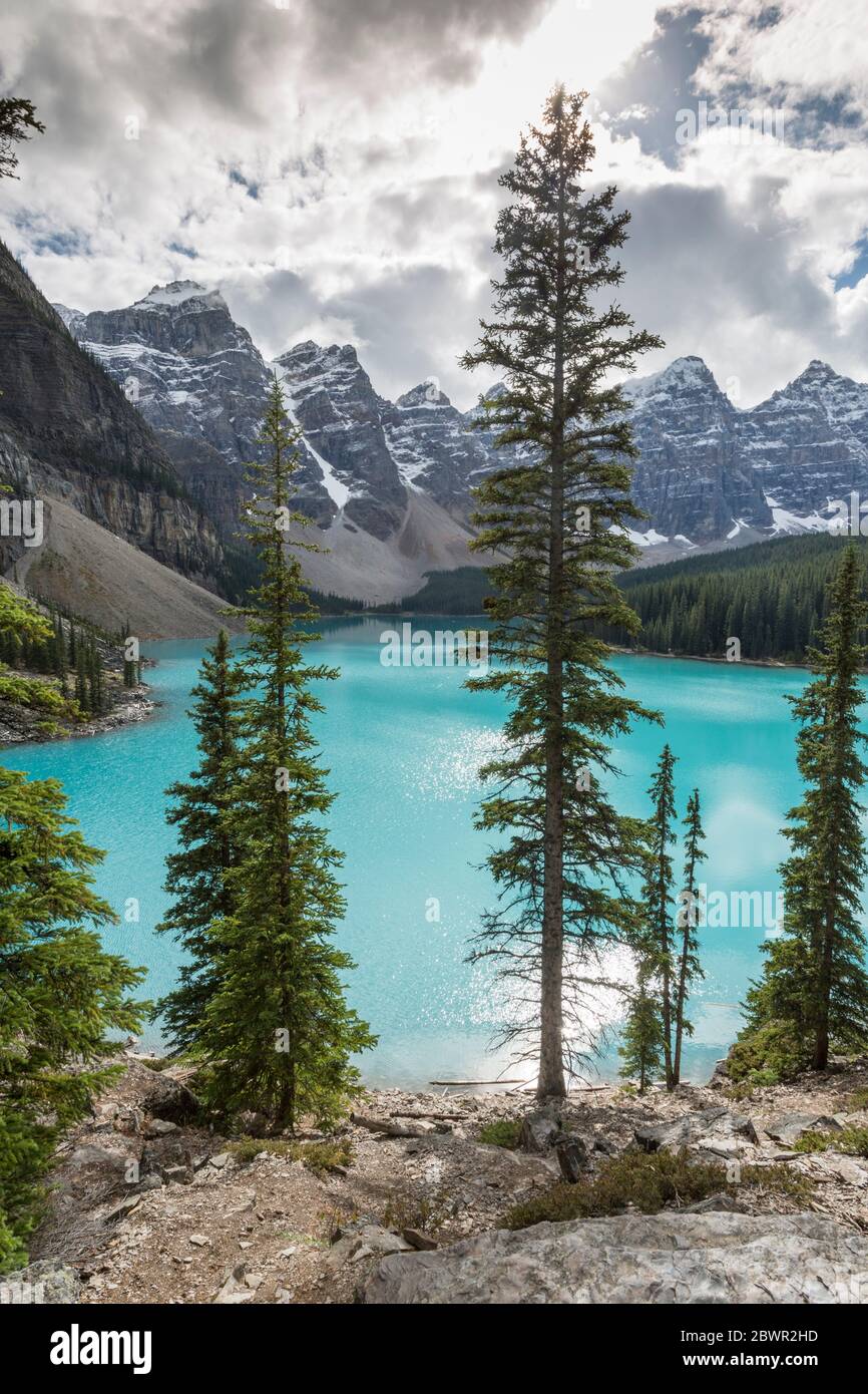 Moraine Lake y el Valle de los diez Picos, Rockies, Banff National Park, Patrimonio de la Humanidad de la UNESCO, Alberta, Canadá, América del Norte Foto de stock
