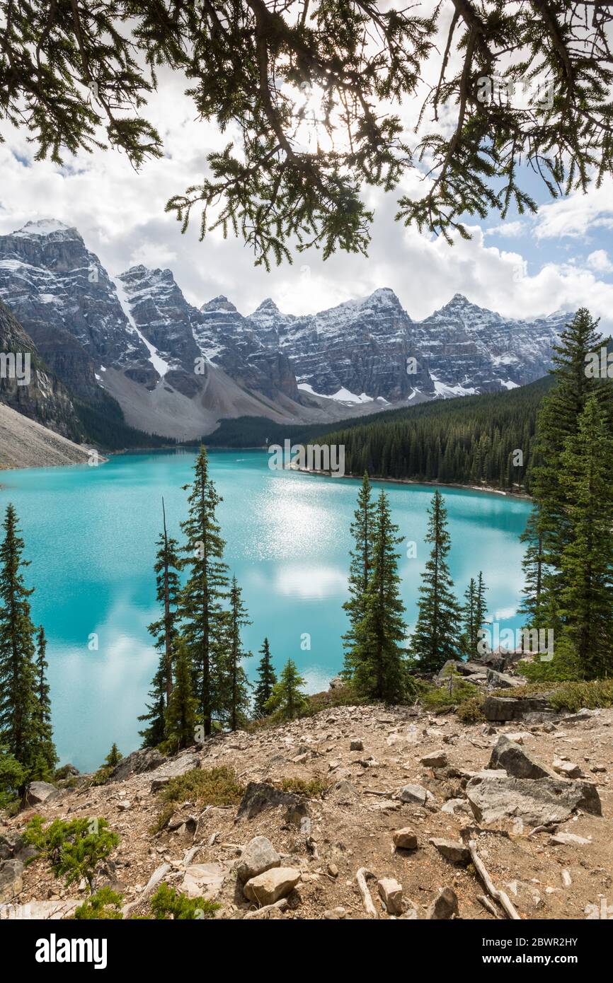 Moraine Lake y el Valle de los diez Picos, Rockies, Banff National Park, Patrimonio de la Humanidad de la UNESCO, Alberta, Canadá, América del Norte Foto de stock