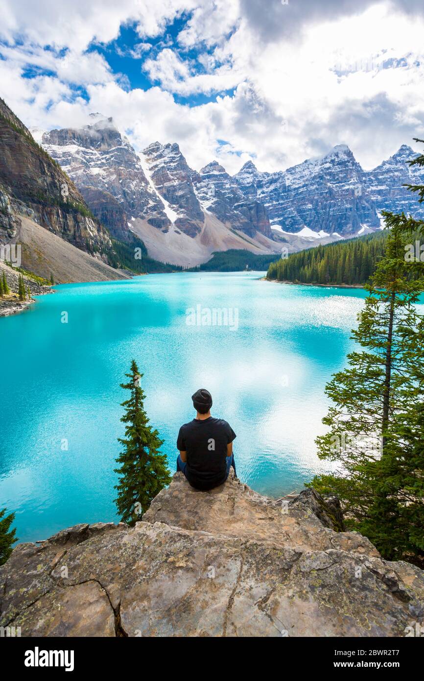 Viajero solitario en el Lago Moraine y el Valle de los diez Picos, Rocosas, Parque Nacional Banff, Patrimonio de la Humanidad de la UNESCO, Alberta, Canadá, North Ameri Foto de stock