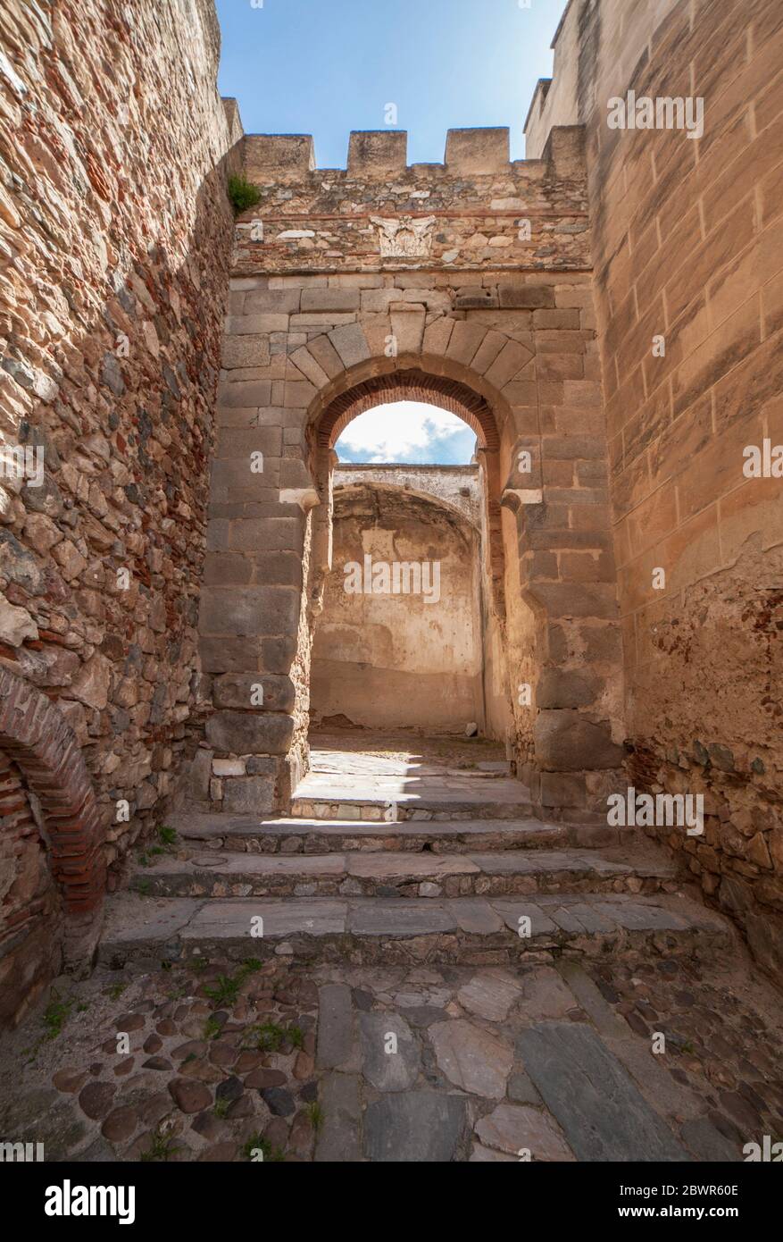 Puerta de la capital en Badajoz Alcazaba, ciudadela amurallada de la era de Almohade, siglo XII. Extremadura, España. Foto de stock