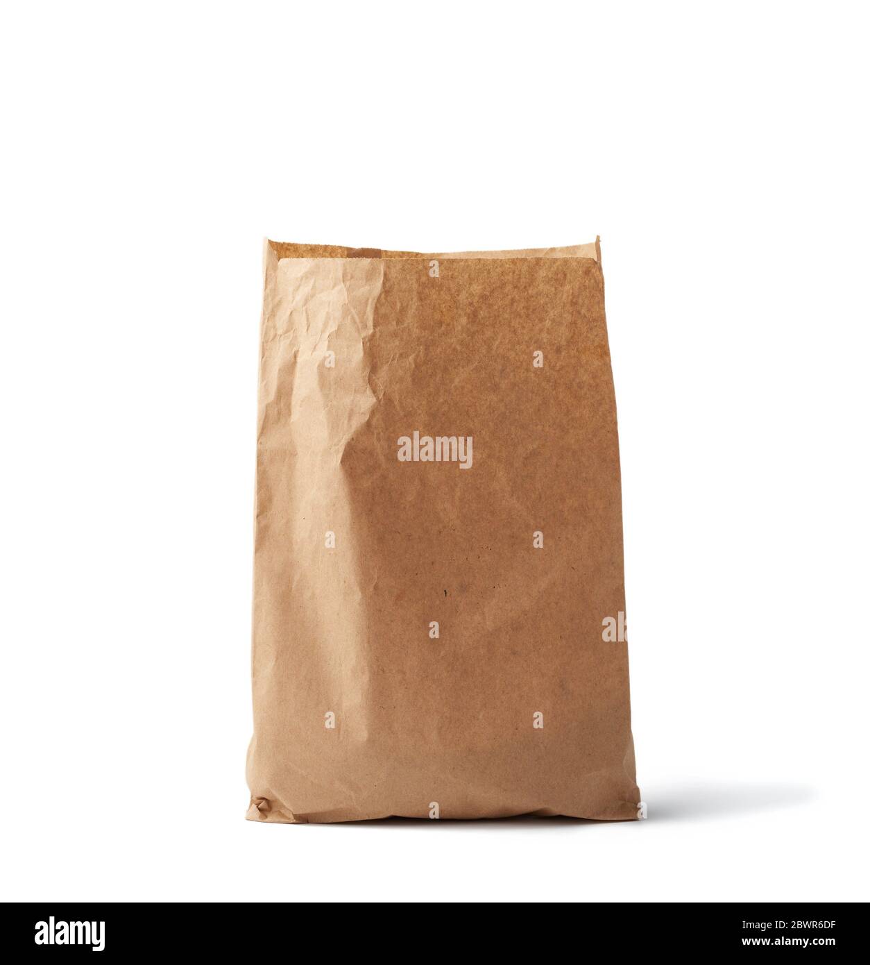 bolsa desechable de papel abierto y completo de papel kraft marrón aislado  sobre fondo blanco, concepto de rechazo de embalaje de plástico, plantilla  para Fotografía de stock - Alamy