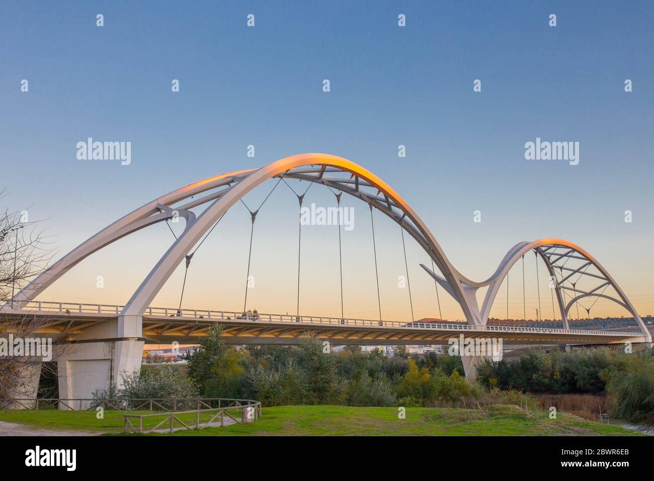 Puente Ibn Firnas, Córdoba, España. Vista desde el río Guadalquivir. Foto de stock