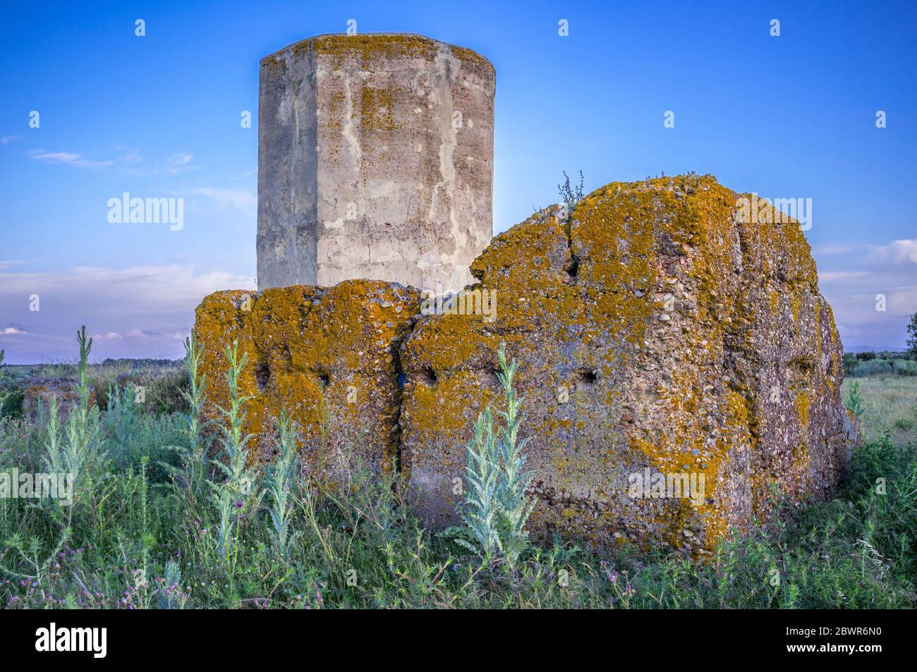 Torre de vigilancia de Ibn Marwan o los Rostros, en las afueras de Badajoz, Extremadura, España. Primero barbican. Foto de stock