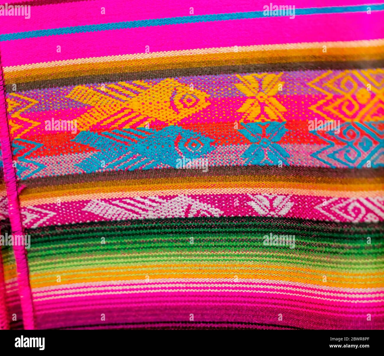 Coloridos peces mexicanos Textiles tela Artesanías Azul Verde Blanco  mercado Mexicano Plaza San Antonio Texas Fotografía de stock - Alamy