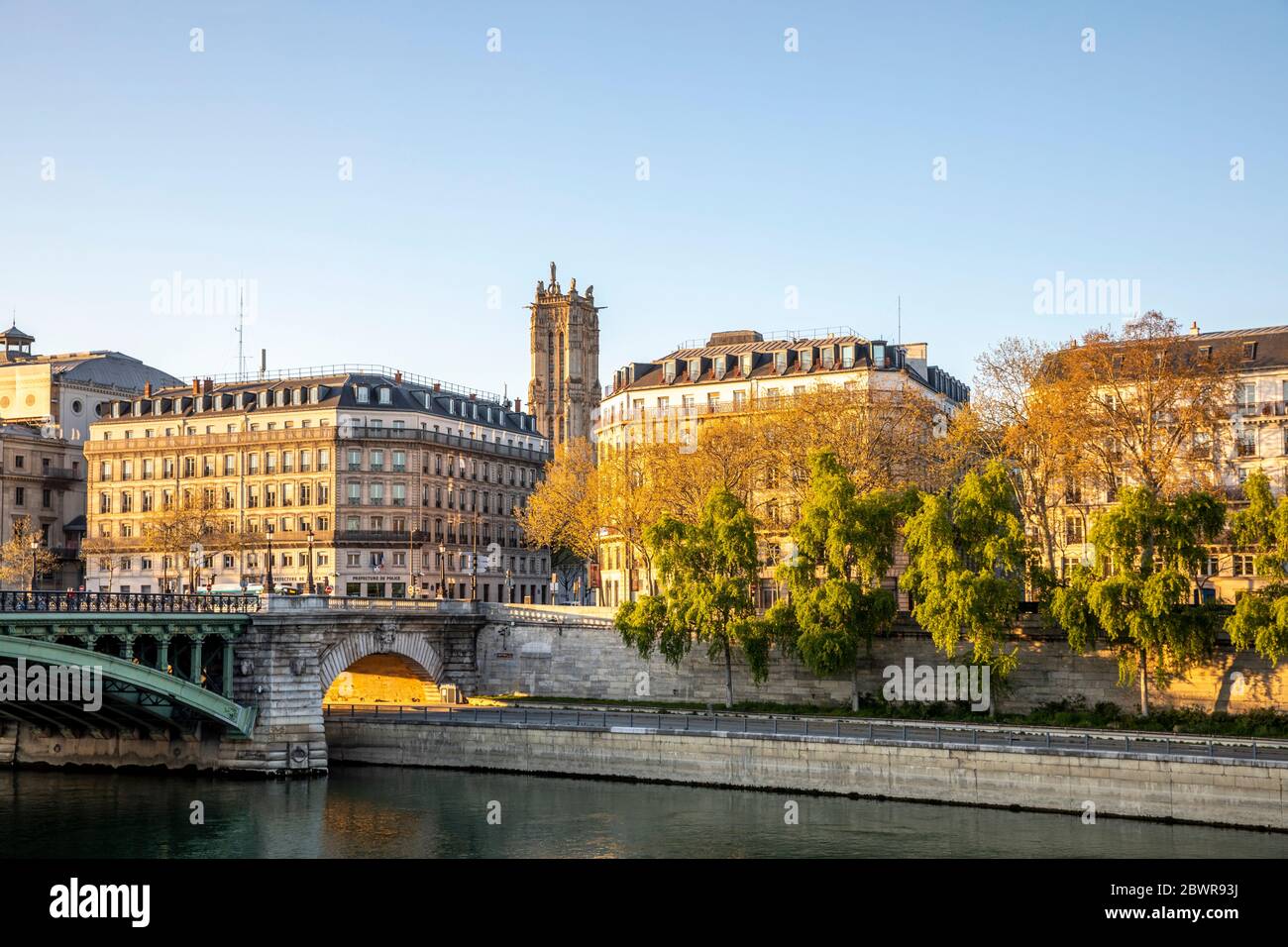 París, Francia - 4 de abril de 2020: 19 día de contención debido a Covid-19. Edificios Haussmann y la torre de Saint Jacques en el fondo en París Foto de stock