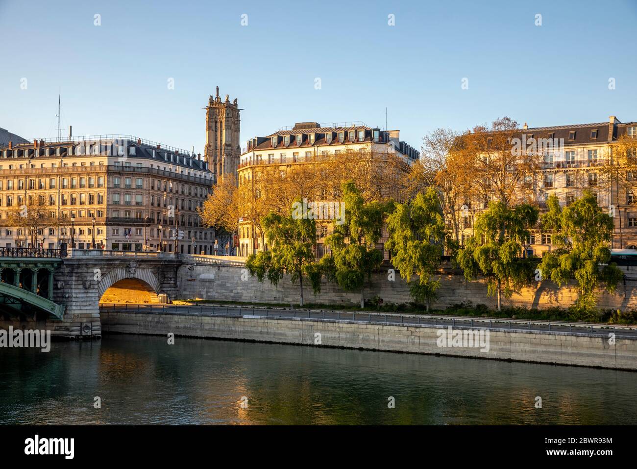 París, Francia - 4 de abril de 2020: 19 día de contención debido a Covid-19. Edificios Haussmann y la torre de Saint Jacques en el fondo en París Foto de stock