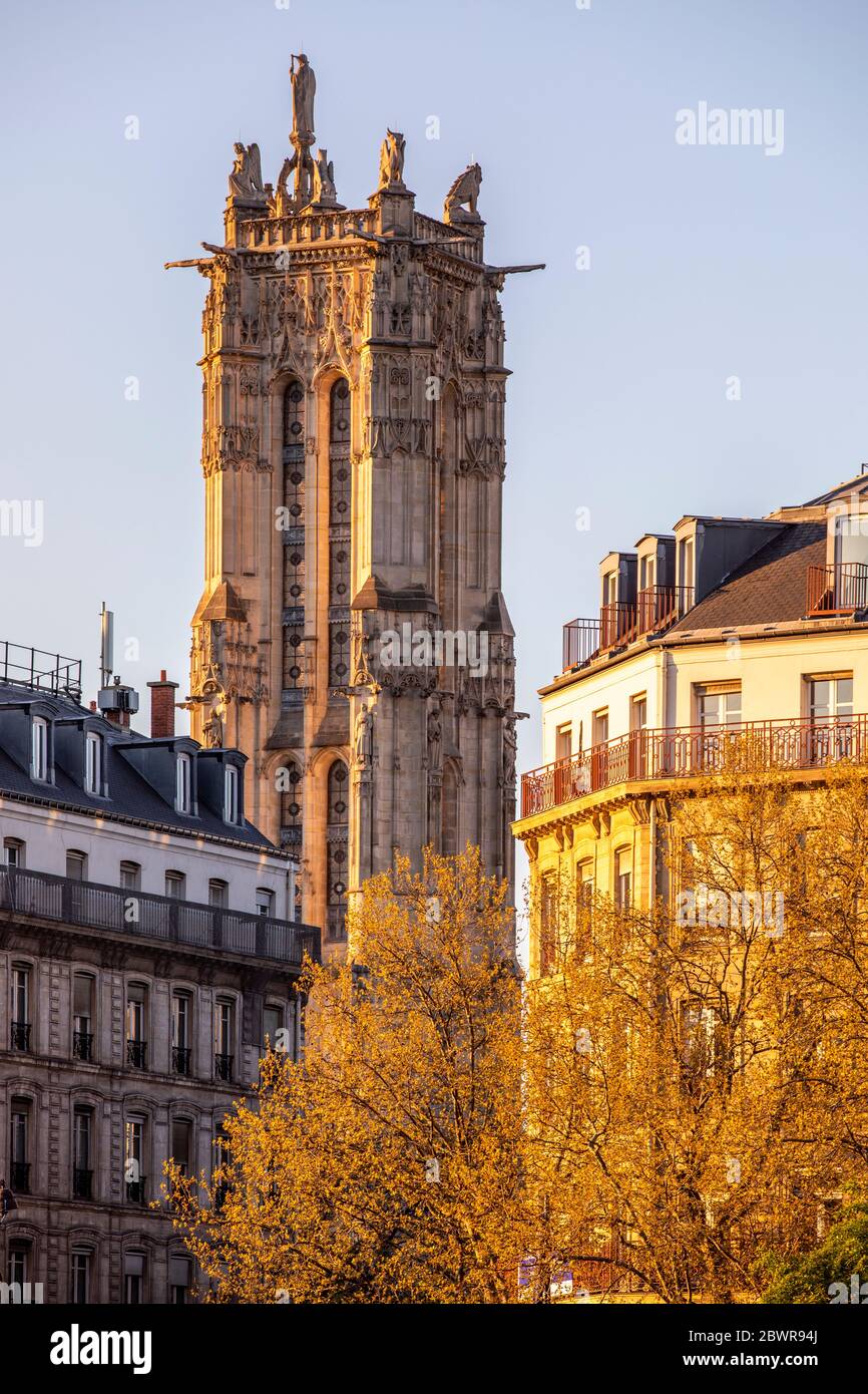 París, Francia - 4 de abril de 2020: 19 día de contención debido a Covid-19. Edificios Haussmann y la torre de Saint Jacques en el fondo en París Foto de stock