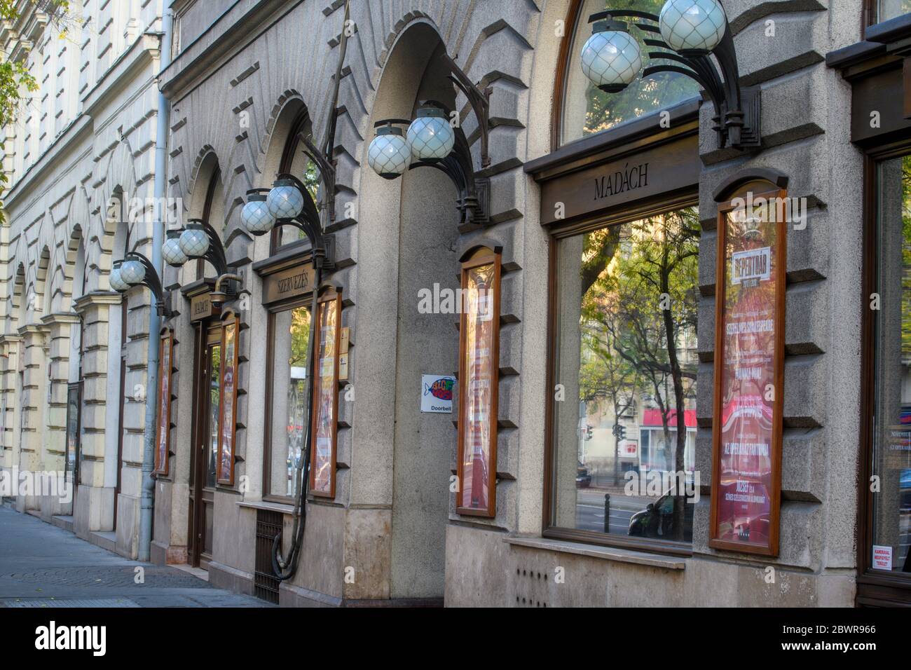 Centro de Budapest (Pest) - ventanas y luces al aire libre en un edificio del centro de la ciudad, Budapest, Hungría Central. Foto de stock