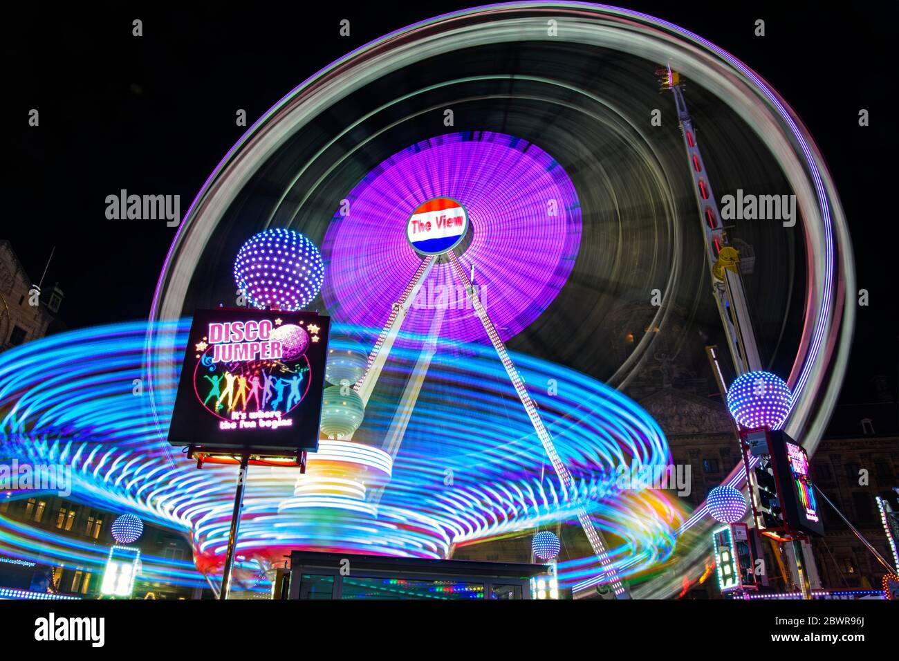 Dam Square Fun Fair Carnival paseos por la noche, Amsterdam, Holanda del Norte, Holanda. Foto de stock