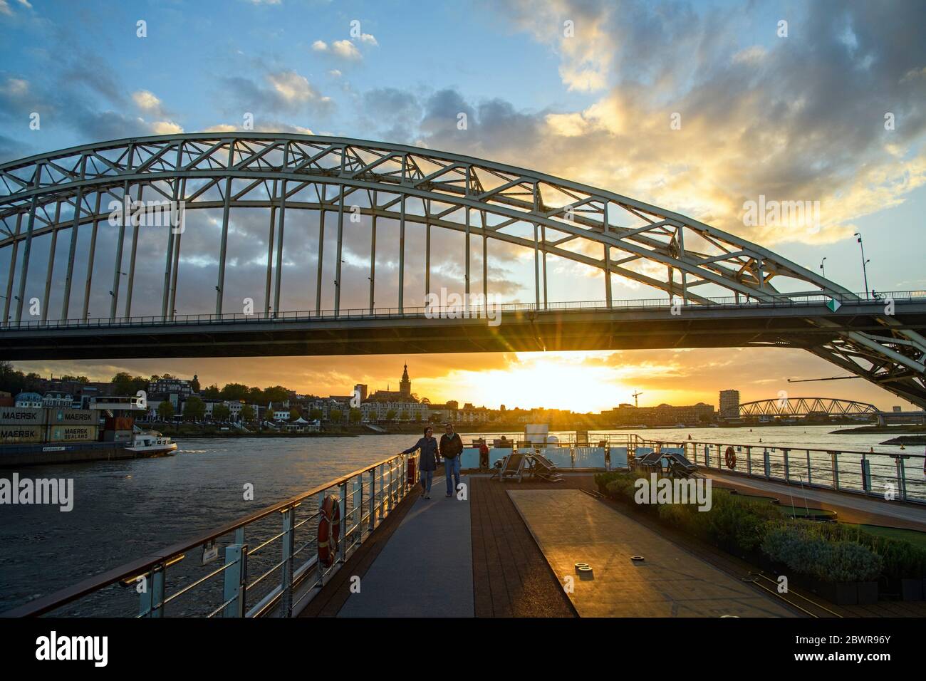 Puente Waalbrug sobre el río Waal al al atardecer, Nijmegen, Gelderland, países Bajos. Foto de stock
