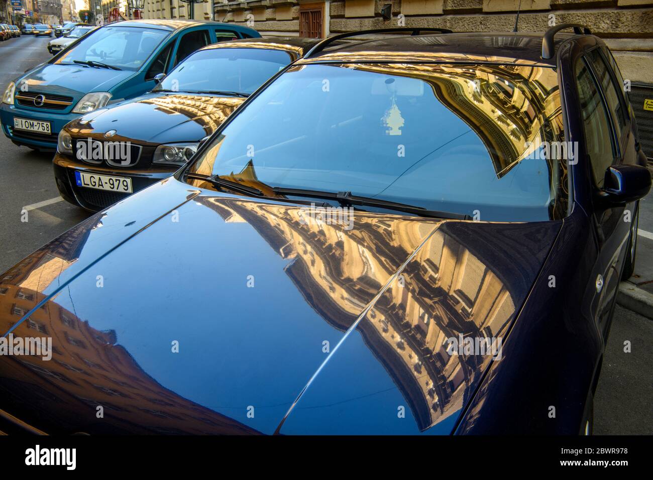 Centro de Budapest (Pest) - reflexiones en coches estacionados, Budapest, Hungría Central, Hungría. Foto de stock
