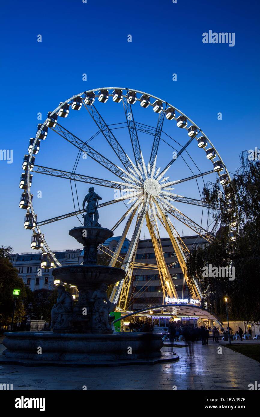 Centro de Budapest (Pest) - rueda de Ferris de Budapest Eye en la plaza Erzsebet, Budapest, Hungría Central. Foto de stock