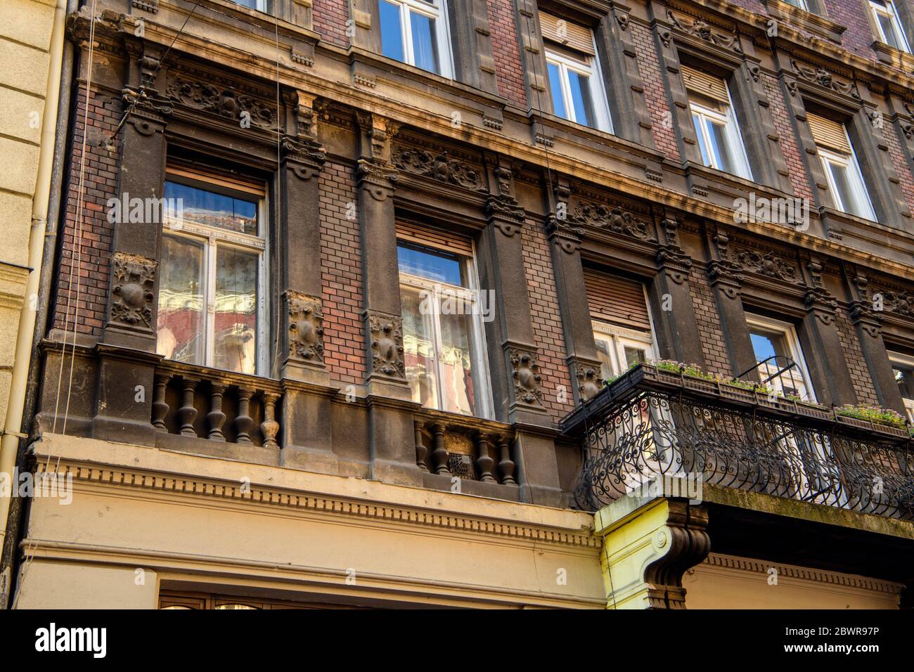 Centro de Budapest (Pest) - reflexiones en las ventanas de los apartamentos, Budapest, Hungría Central. Foto de stock
