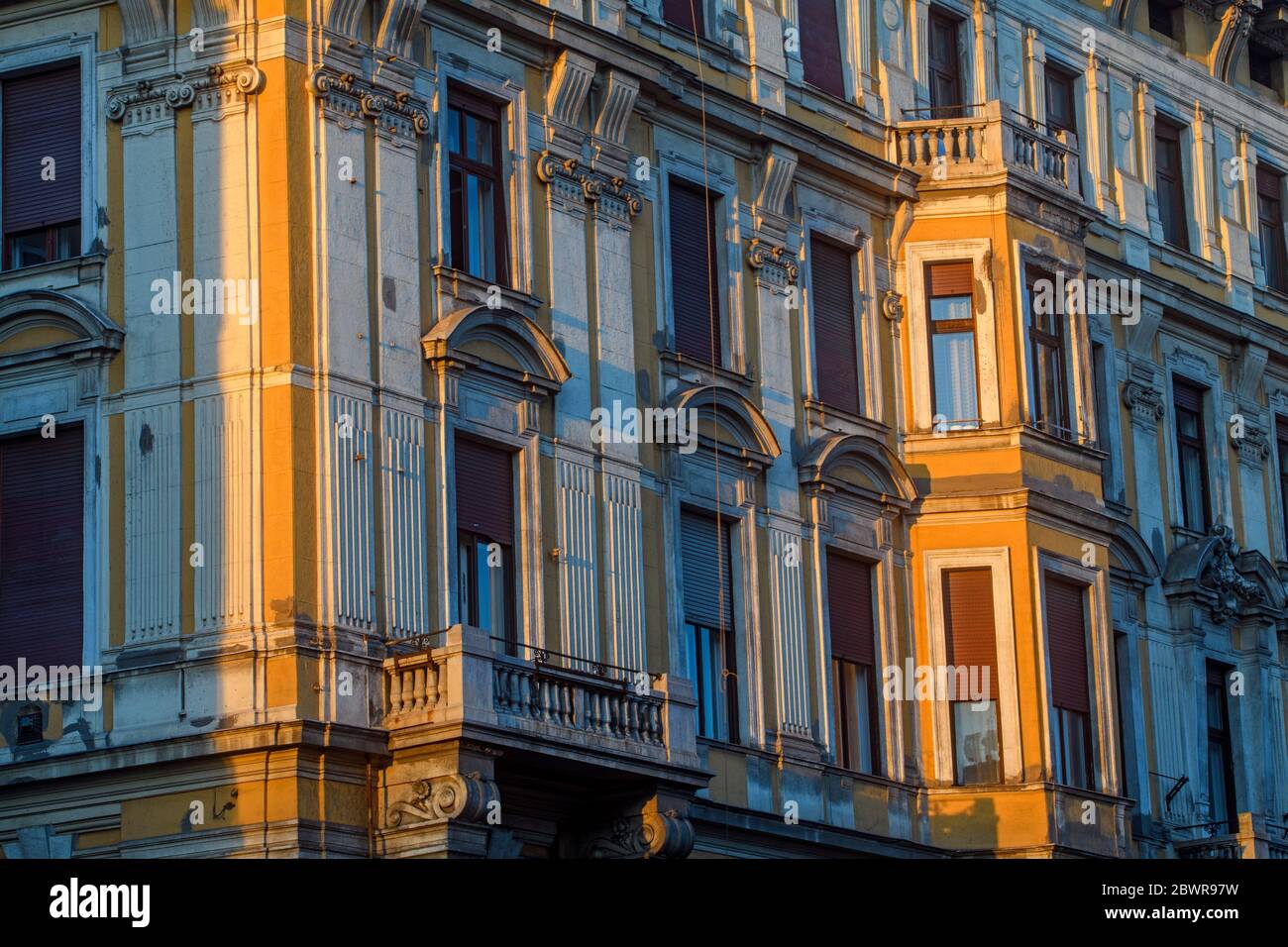 Centro de Budapest (Pest) - edificios de la ciudad a lo largo de Rakoczi UT, Budapest, Hungría Central. Foto de stock
