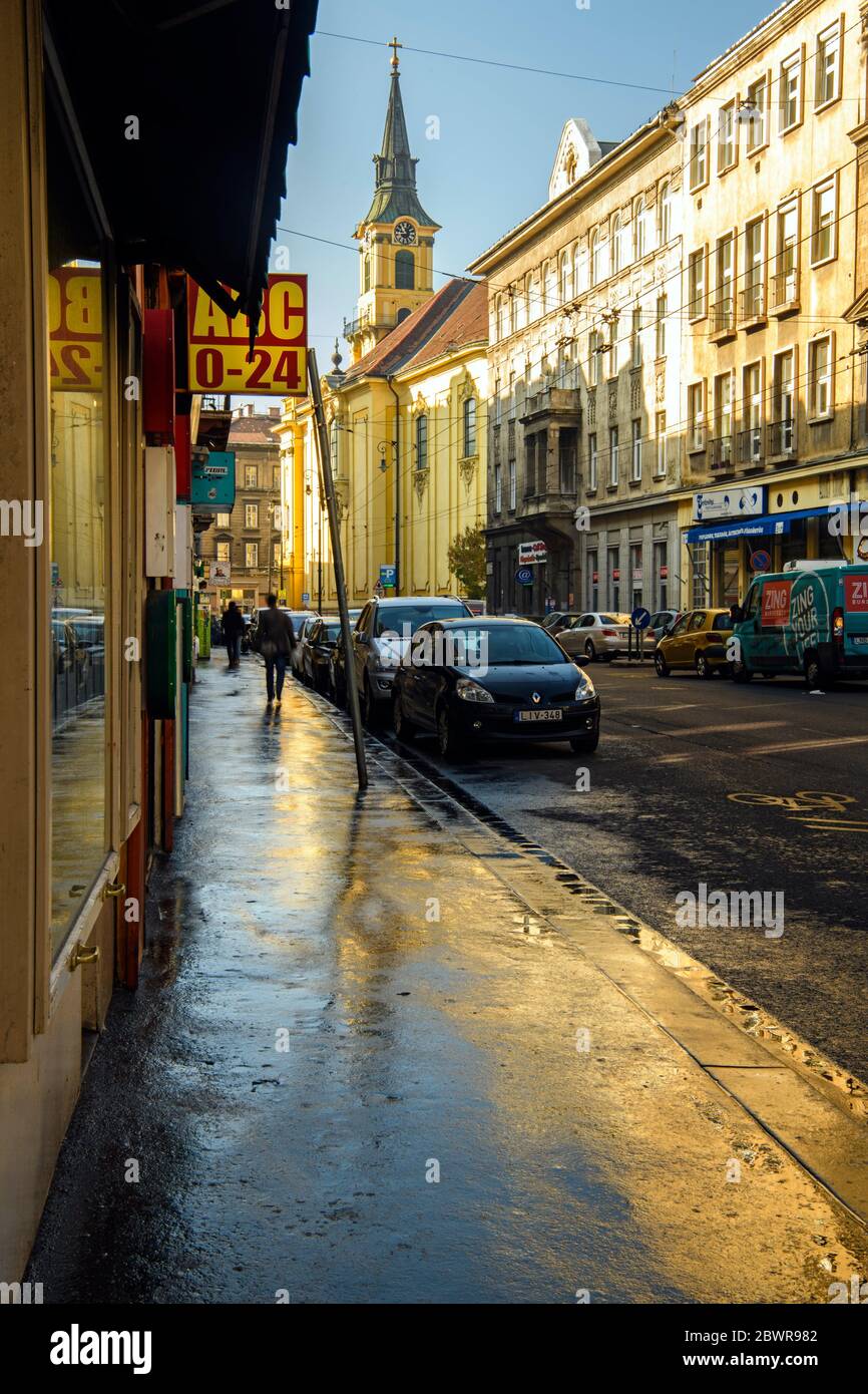 Centro de Budapest (Pest) - las relaciones en una calle húmeda acera. Budapest, Hungría Central. Foto de stock