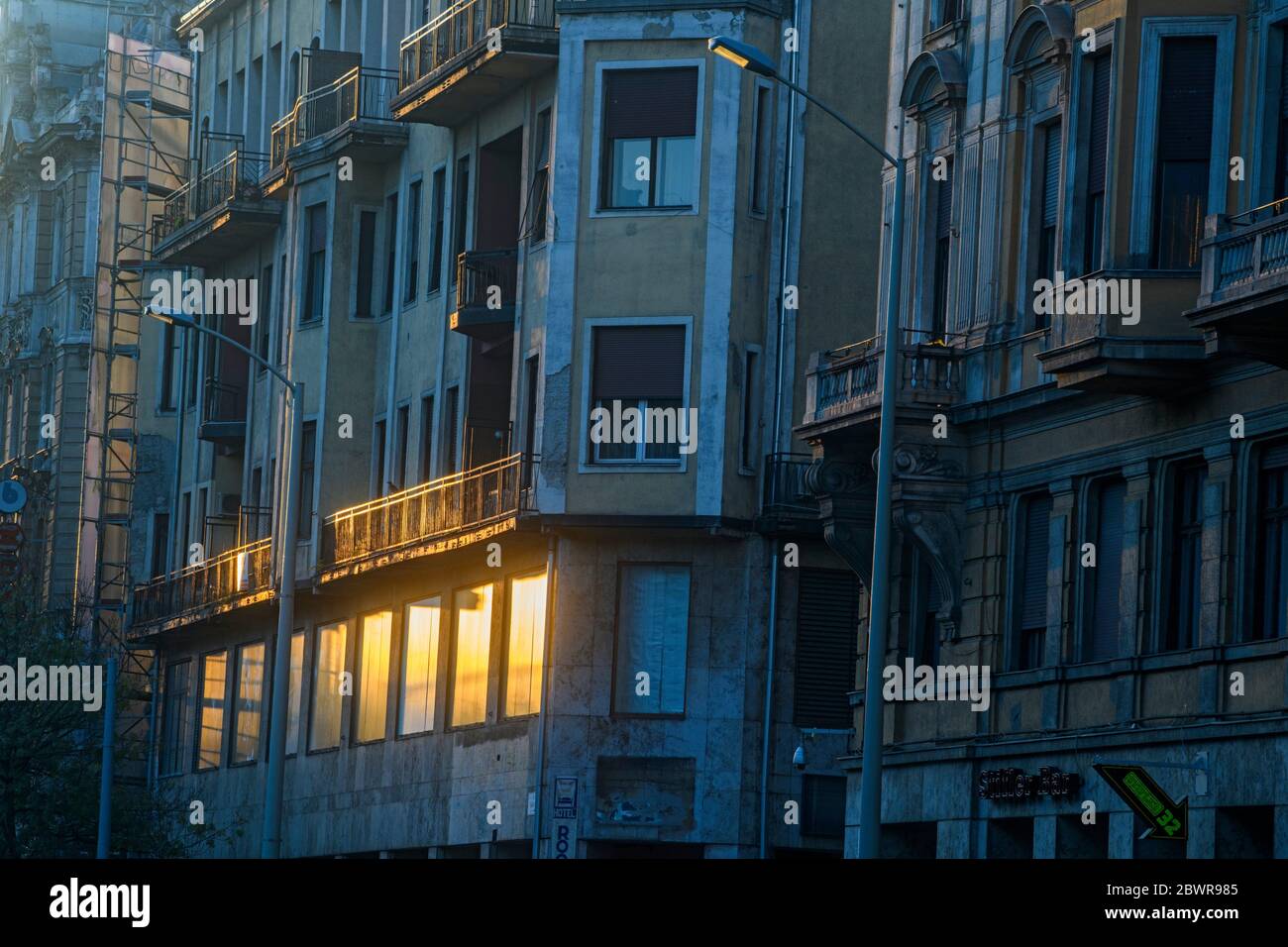 Centro de Budapest (Pest) - reflexiones en edificios de la ciudad, Budapest, Hungría Central, Hungría. Foto de stock