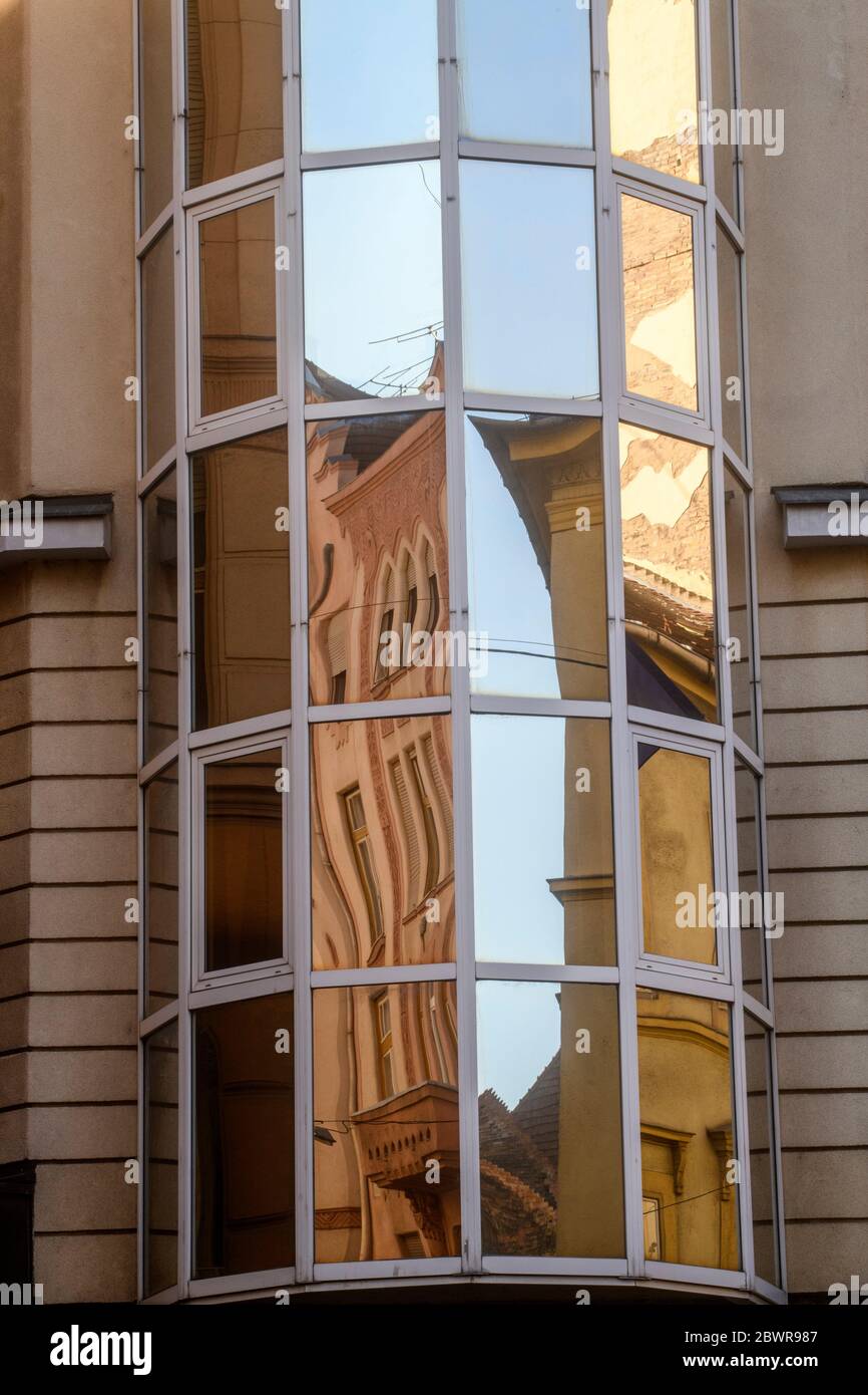 Centro de Budapest (Pest) - reflexiones en las ventanas de la construcción de la ciudad, Budapest, Hungría Central. Foto de stock