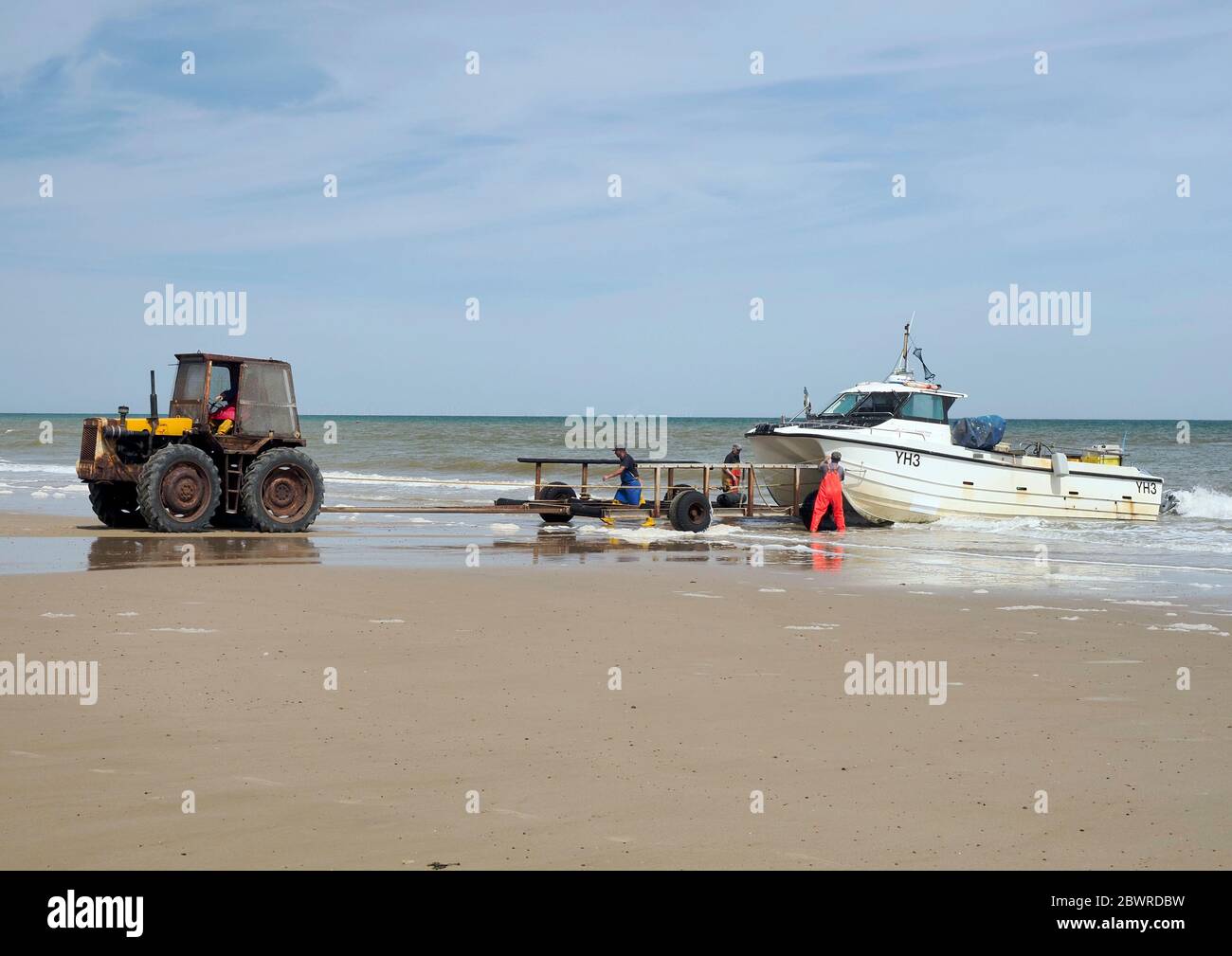 Un moderno barco de cangrejo estilo catamarán es arrastrado hasta la playa en Cromer, Norfolk después de un exitoso viaje a las macetas de cangrejo establecidas en la costa. Foto de stock