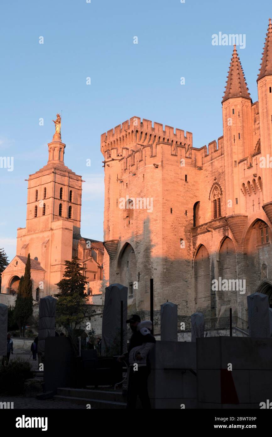 Las formas de color rosa de los pináculos y torres del palacio papal y la madonna de oro de la catedral se repiten abajo en el café gris Foto de stock