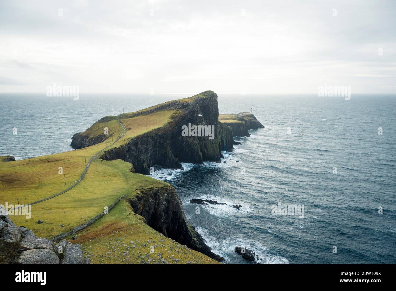 Faro de Neist Point, isla Skye. Uno de los lugares más famosos de esta isla escocesa. Foto de stock