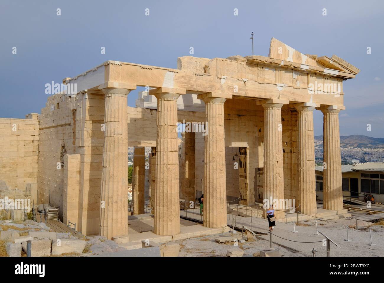 La Propylaea, la puerta monumental a la Acrópolis de Atenas, Grecia, Europa Foto de stock