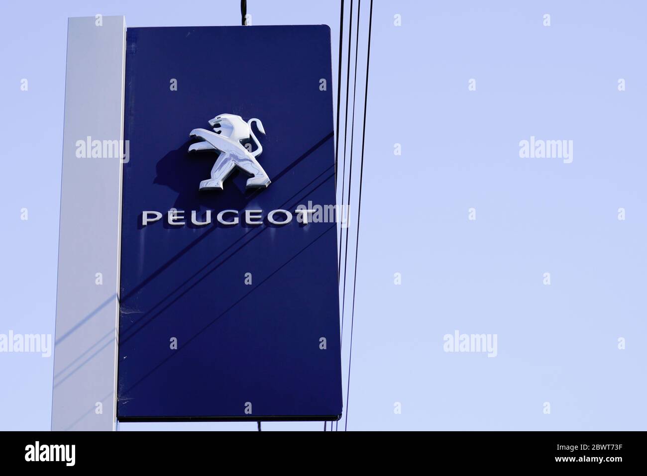 Burdeos , Aquitania / Francia - 06 01 2020 : Peugeot concesionario de automóviles signo de los fabricantes de automóviles Foto de stock