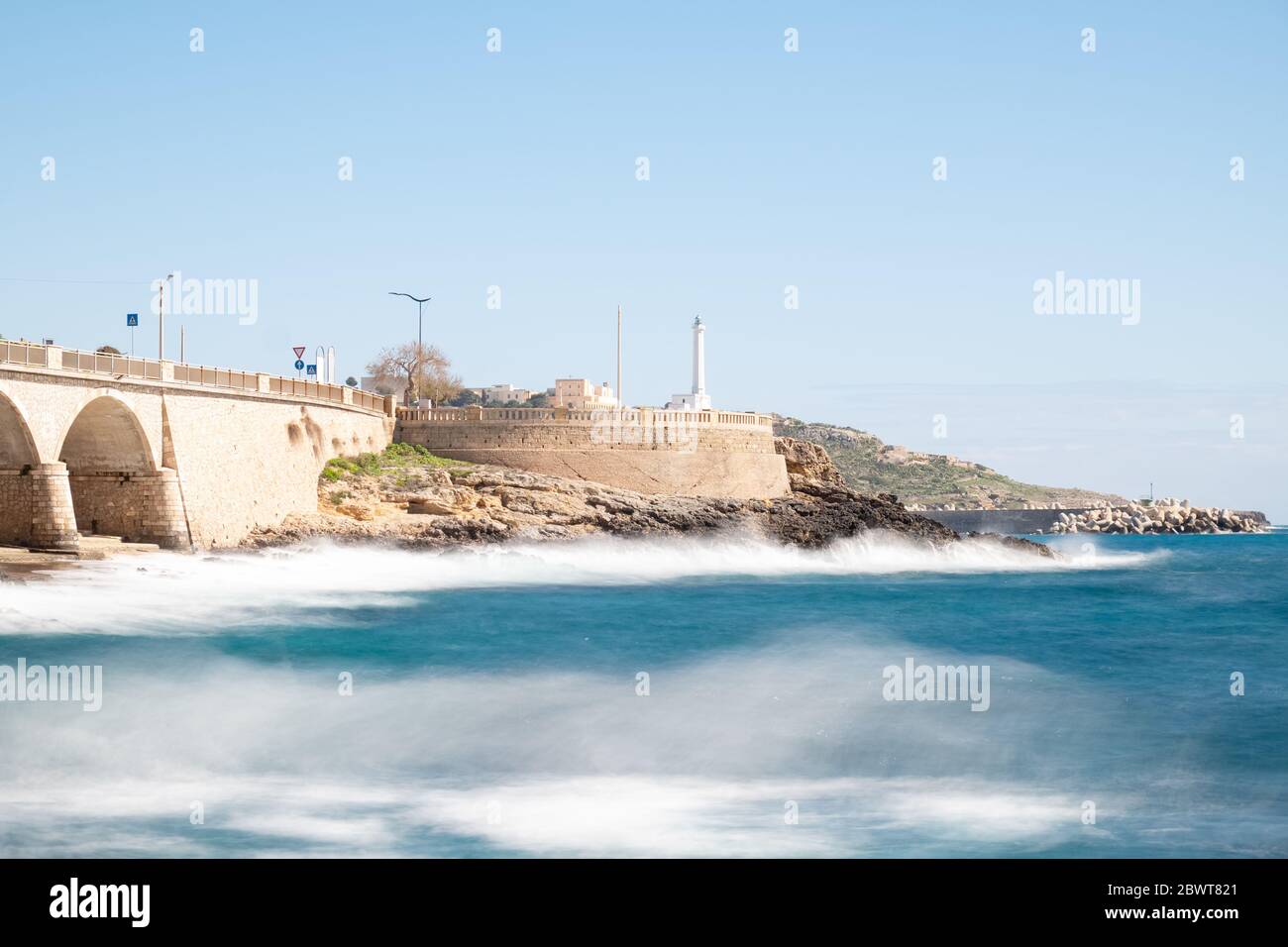 Stormy Jonio Mar, estamos en el sur de Italia, vista del Cabo Leuca 'Finibus Terrae' la costa extrema donde termina el sur de Italia. Foto de stock