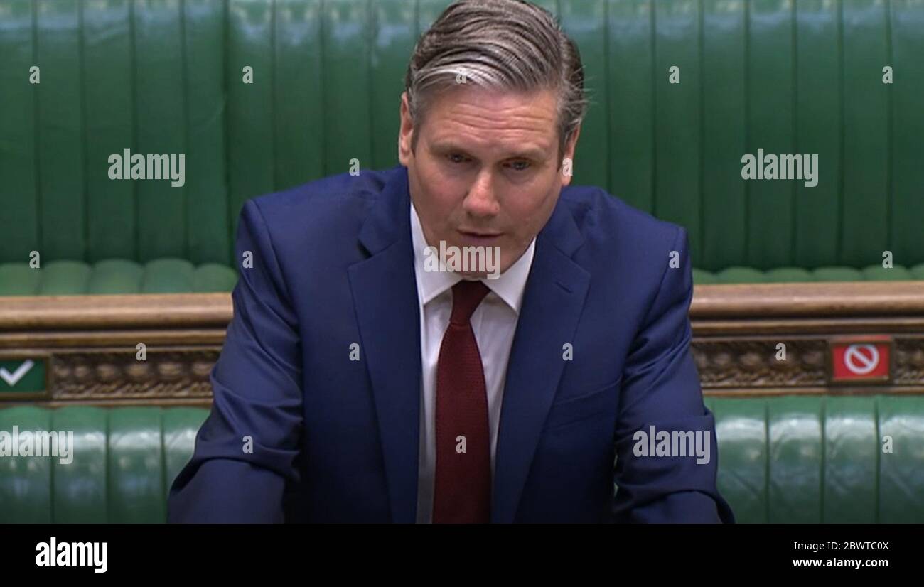 El líder laborista Keir Starmer habla durante las preguntas del primer