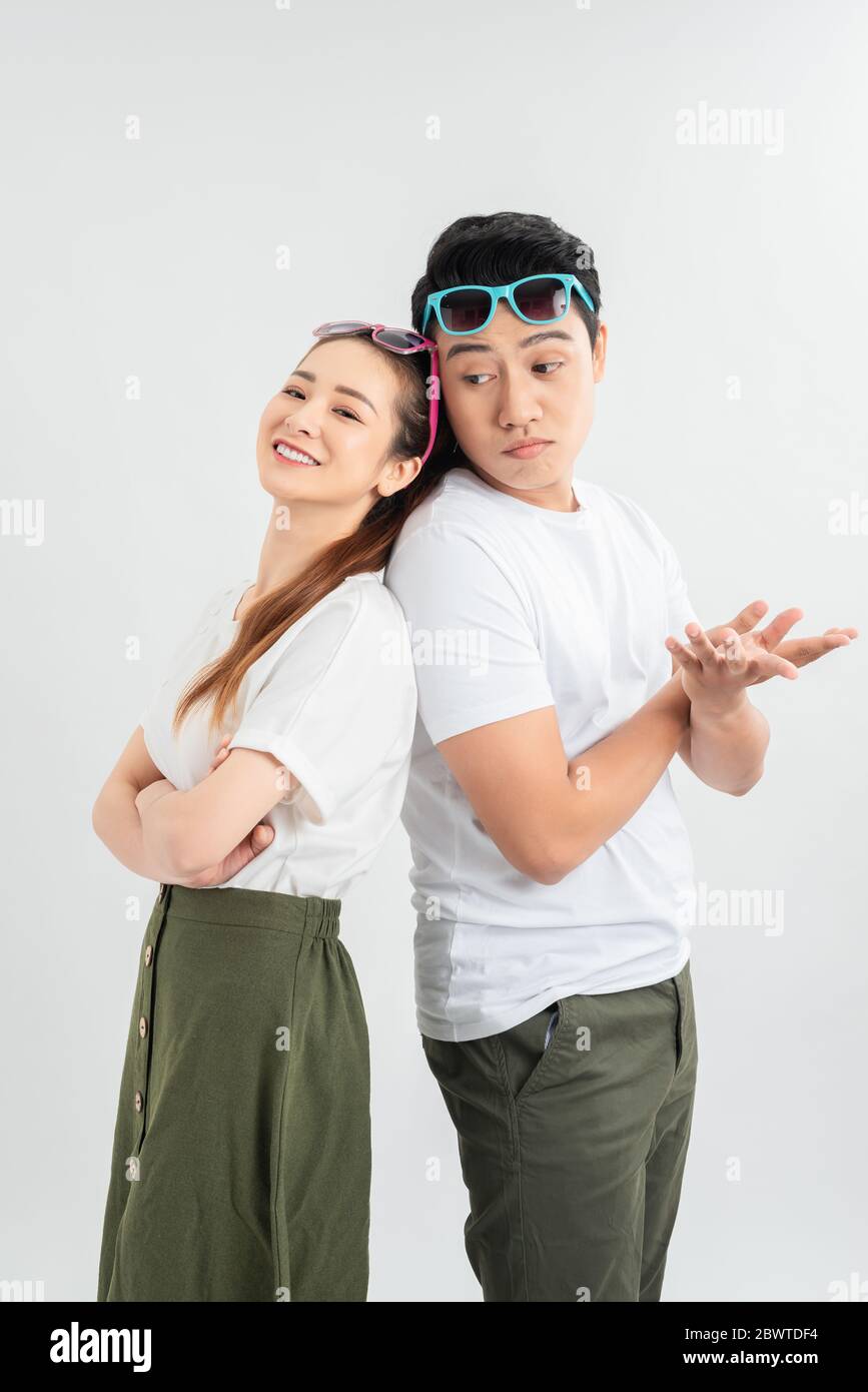 Pareja Joven Con Camisetas Blancas Cerca Pared Piedra Calle: fotografía de  stock © NewAfrica #204840480