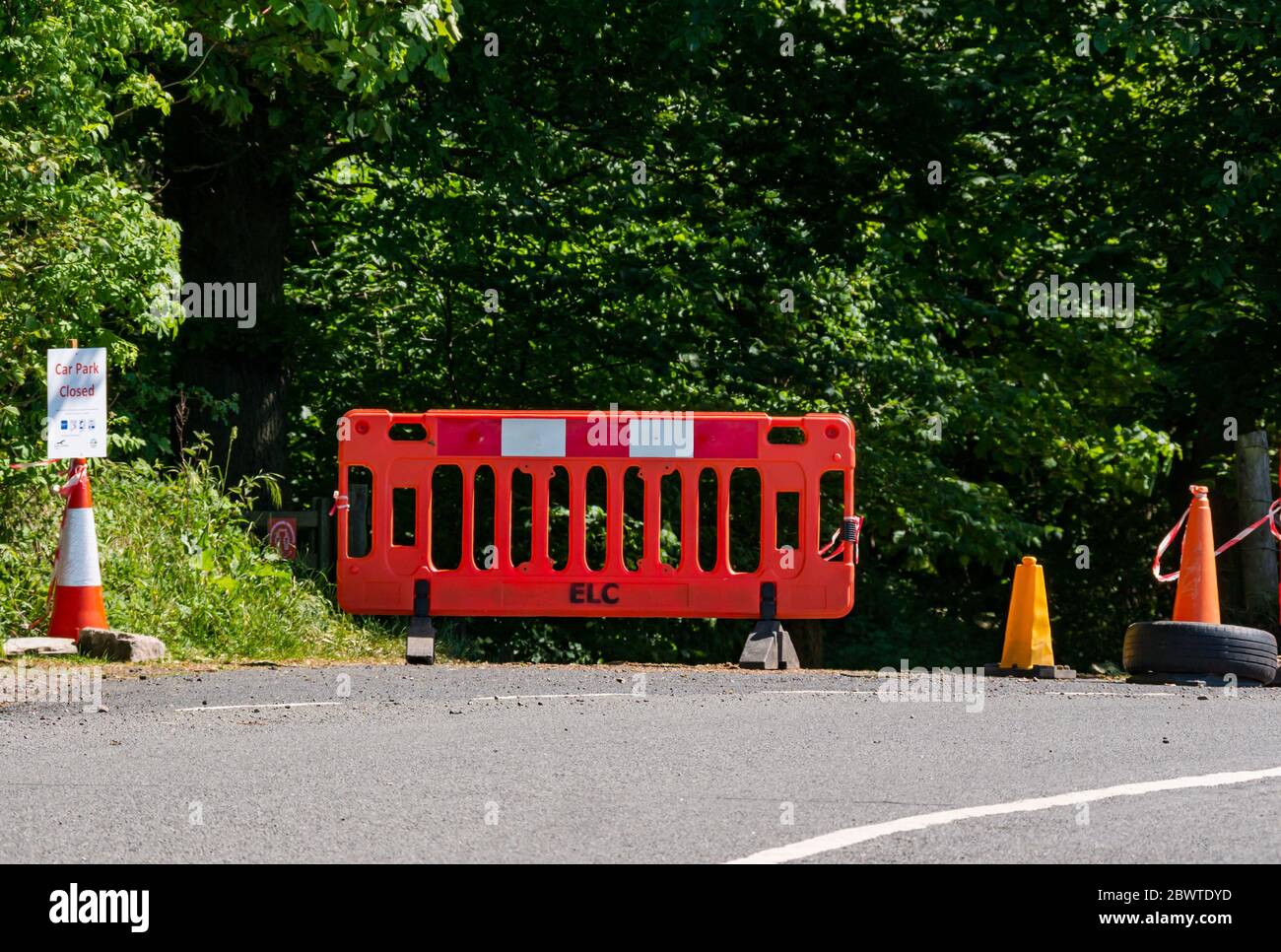 Aparcamiento público cerrado con barrera y conos de tráfico durante el cierre pandémico Covid-19, Byres Hill, East Lothian, Escocia, Reino Unido Foto de stock