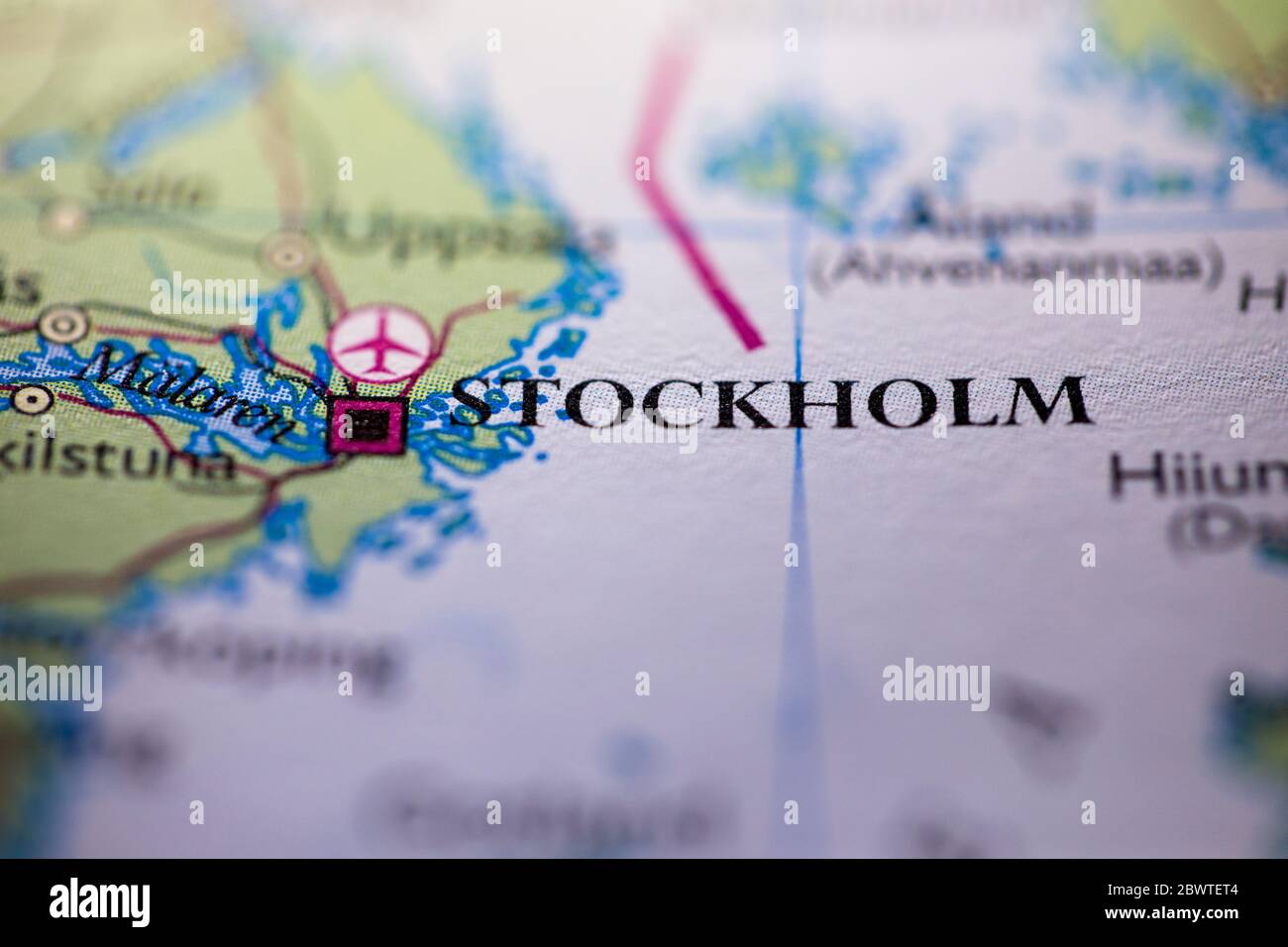 Profundidad de campo reducida se centra en la ubicación del mapa geográfico de Estocolmo ciudad Suecia Escandinavia Europa continente en atlas Foto de stock