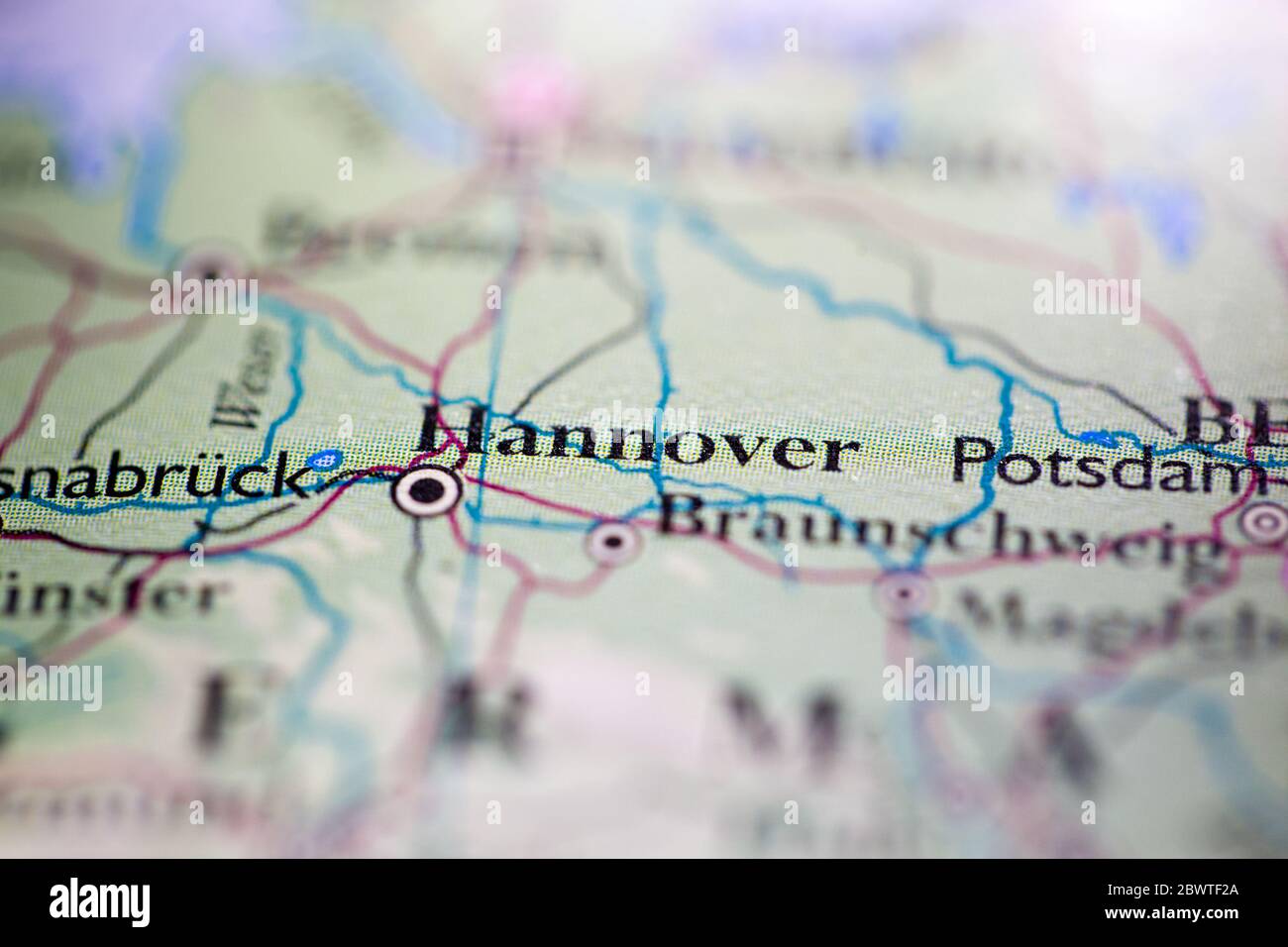 Profundidad de campo reducida se centra en la ubicación del mapa geográfico de Hannover ciudad Alemania Europa continente en atlas Foto de stock