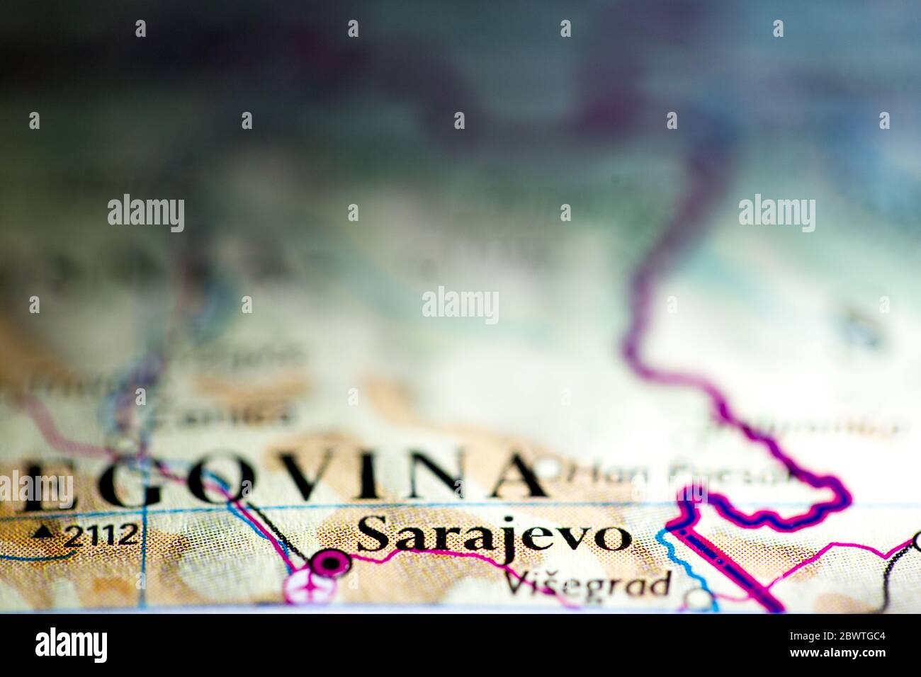 Profundidad de campo reducida se centra en la ubicación del mapa geográfico de Sarajevo ciudad Bosnia y Herzegovina continente europeo en atlas Foto de stock