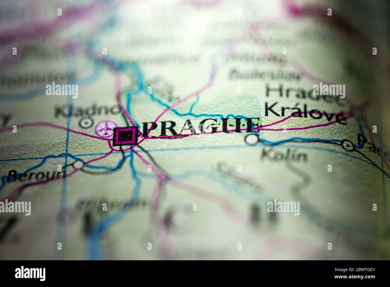 Profundidad de campo reducida se centra en la ubicación del mapa geográfico de Praga ciudad República Checa Europa continente en atlas Foto de stock