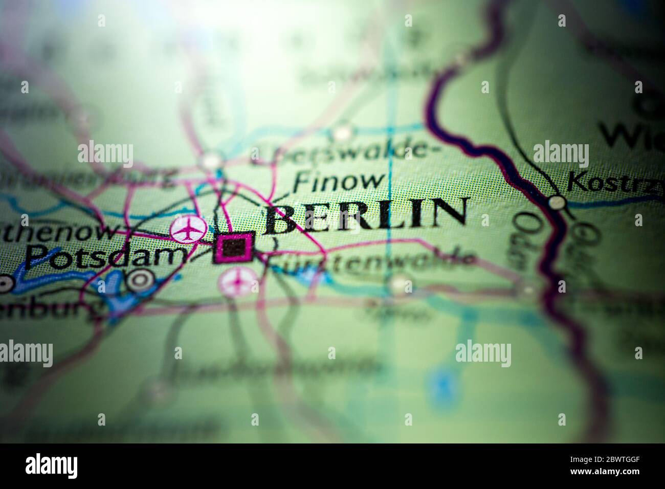 Profundidad de campo reducida se centra en la ubicación del mapa geográfico de Berlín ciudad Alemania Europa continente en atlas Foto de stock