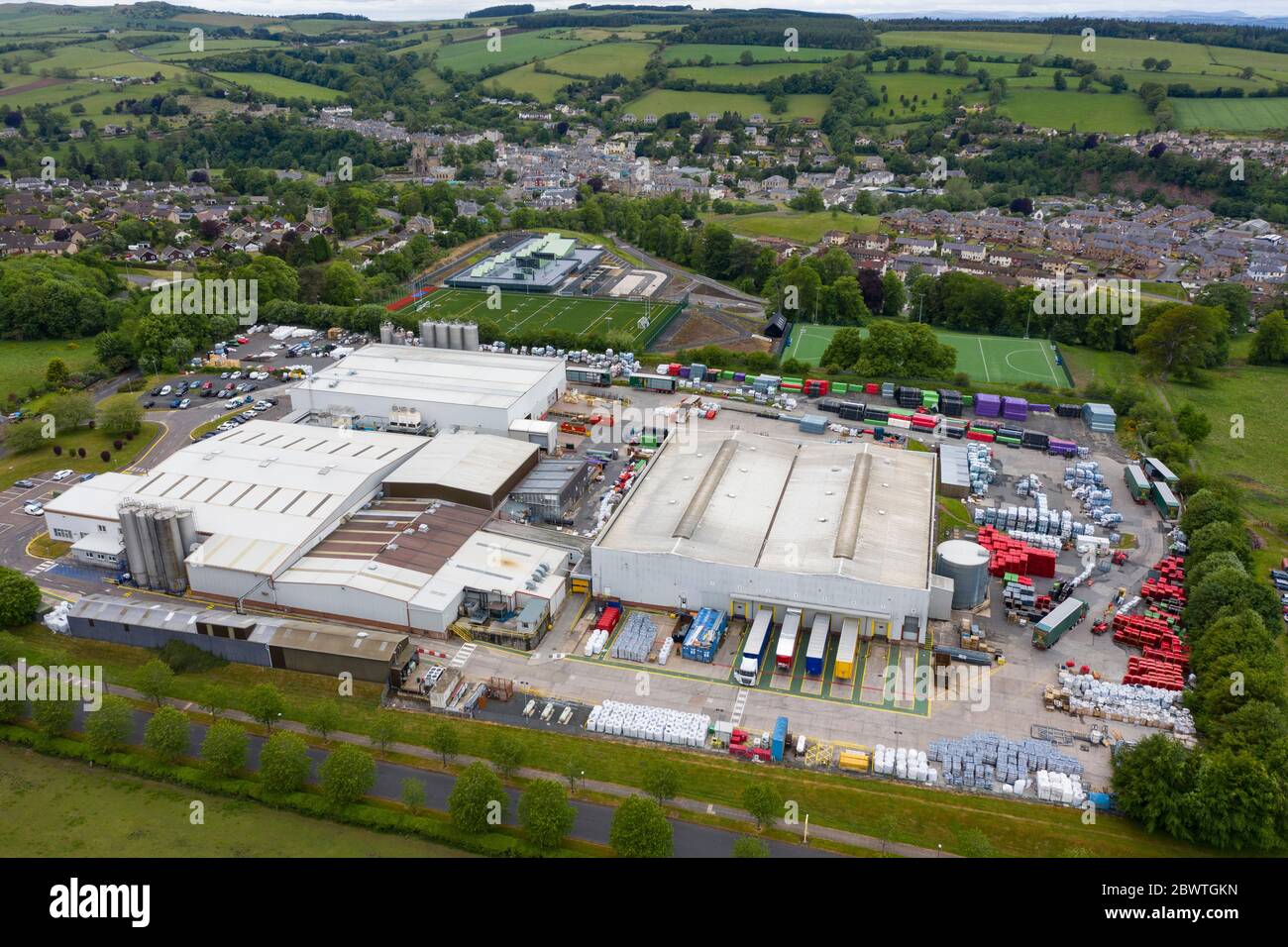 Jedburgh, Escocia, Reino Unido. 3 de junio de 2020. La ciudad de Jedburgh, que limita con Escocia, está enfrentando un doble golpe con el anuncio del cierre de dos fábricas en la ciudad. Mainetti, el fabricante de perchas y LS Starrett, que fabrica herramientas y otros componentes, anunciaron que están cerrando sus fábricas y transfiriendo la fabricación a otras plantas. Unos 100 trabajadores en cada fábrica se enfrentan a despidos. En la imagen; vista aérea de la fábrica Mainetti. Iain Masterton/Alamy Live News Foto de stock