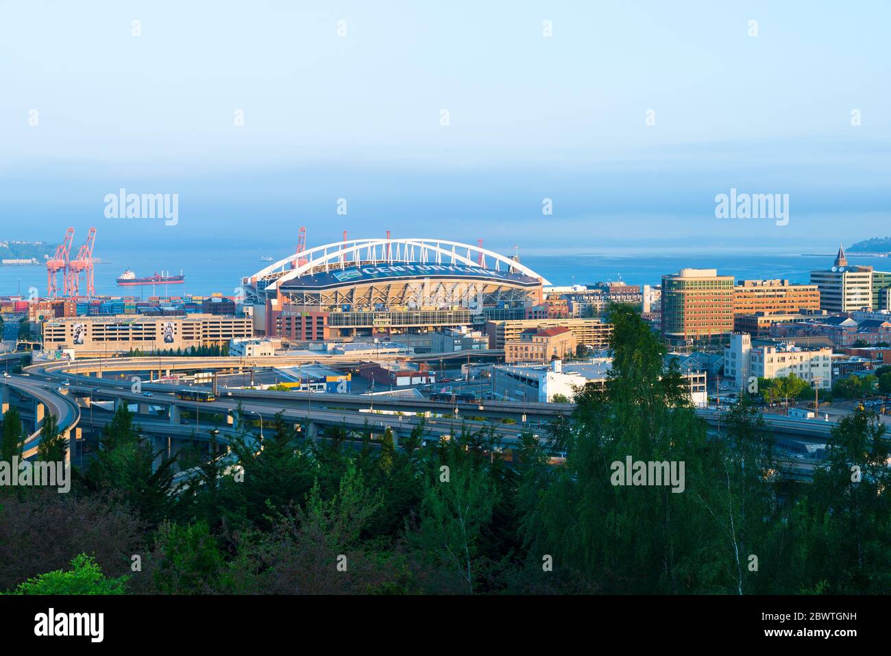 Distrito de Pioneer Square, Seattle, Washington State, Estados Unidos - Vista panorámica del distrito industrial con CenturyLink Field stadiu Foto de stock