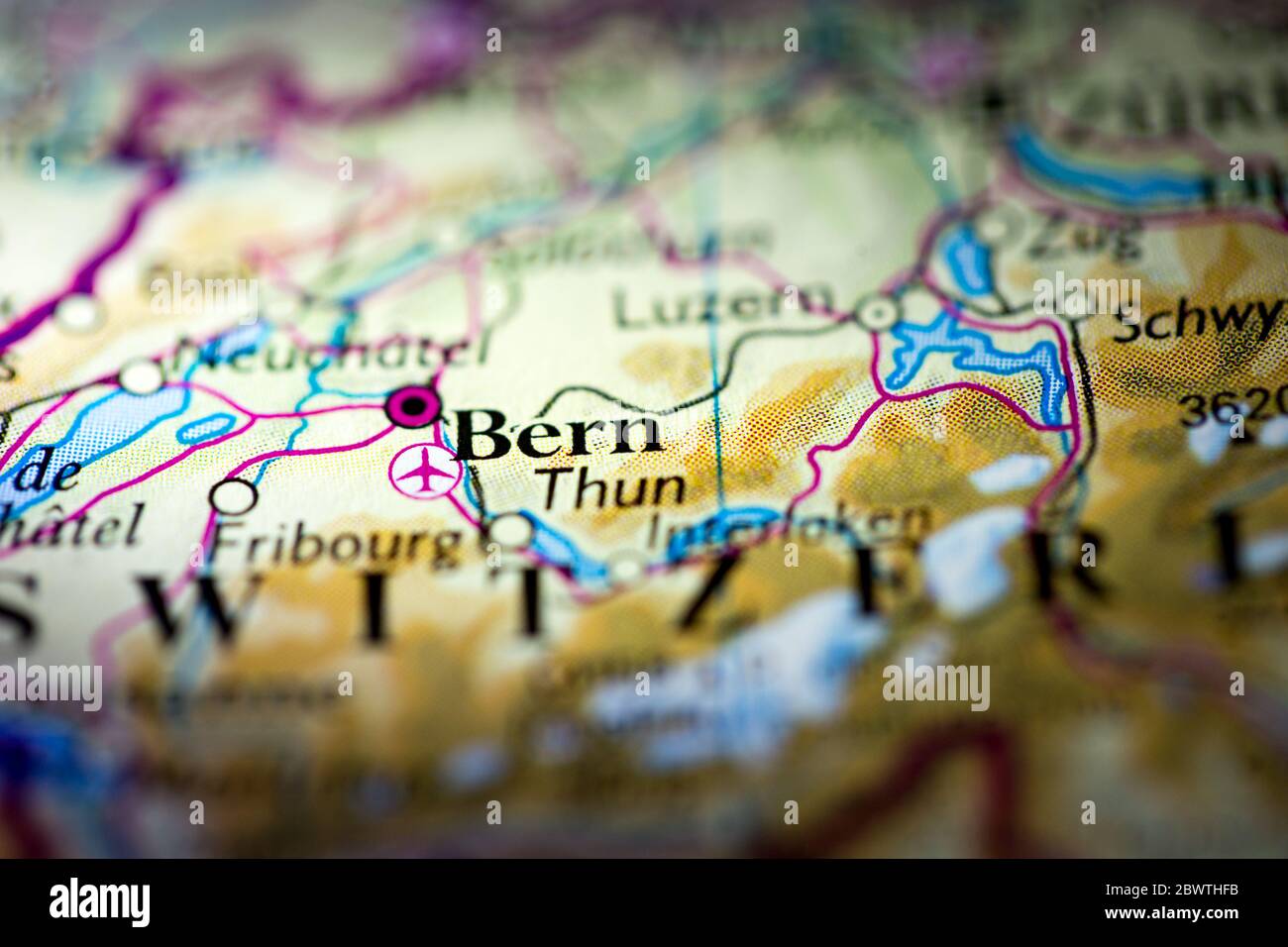 Profundidad de campo reducida se centra en la ubicación del mapa geográfico de Berna ciudad Suiza Europa continente en atlas Foto de stock