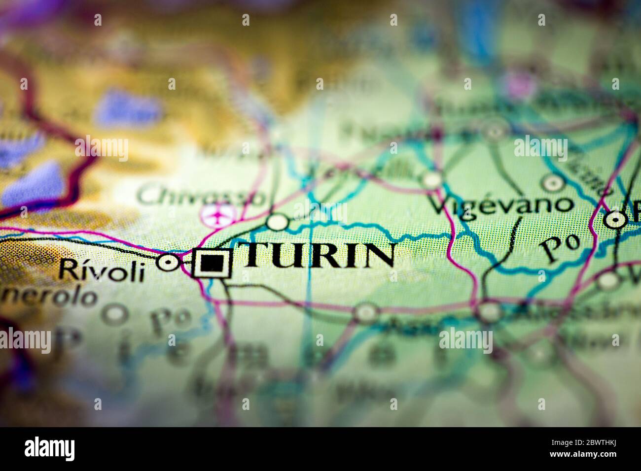 Profundidad de campo reducida se centra en la ubicación del mapa geográfico de Turín ciudad Italia Mediterráneo Europa continente en atlas Foto de stock