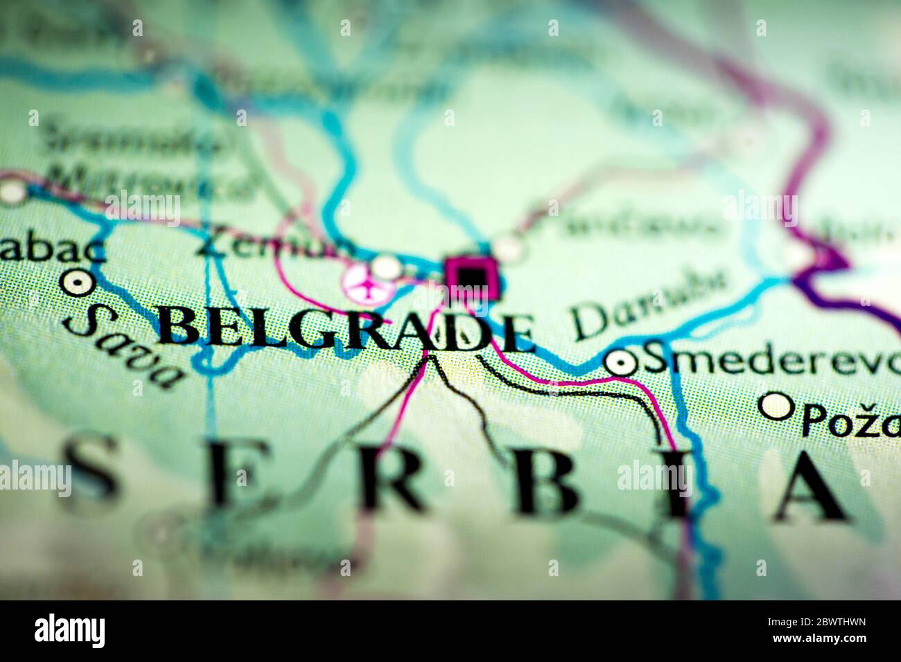 Profundidad de campo reducida se centra en la ubicación del mapa geográfico de Belgrado ciudad Serbia Europa continente en atlas Foto de stock