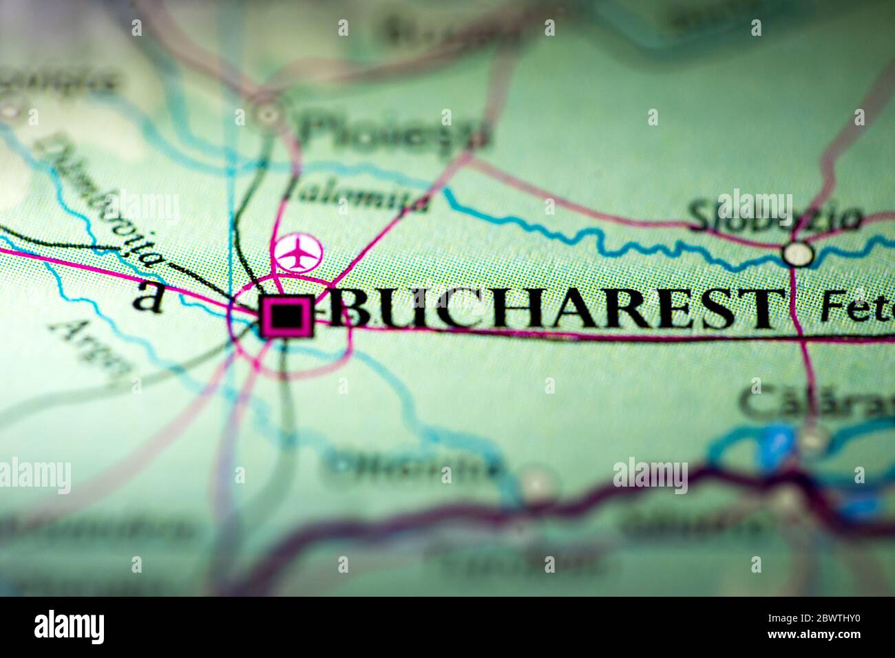 Profundidad de campo reducida se centra en la ubicación del mapa geográfico de Bucarest ciudad Rumanía continente europeo en atlas Foto de stock